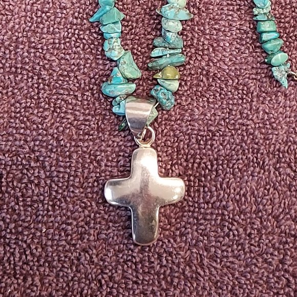 Silpada puffy sterling cross on Turquoise chip necklace w sterling lobster clasp - Picture 3 of 9